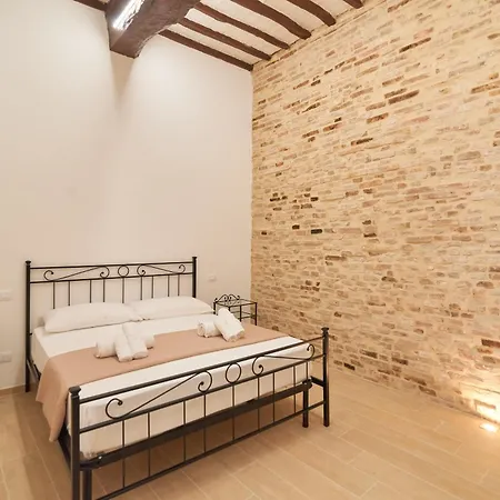 N10 - Modern Flat In Historic Center Апартаменты Перуджа